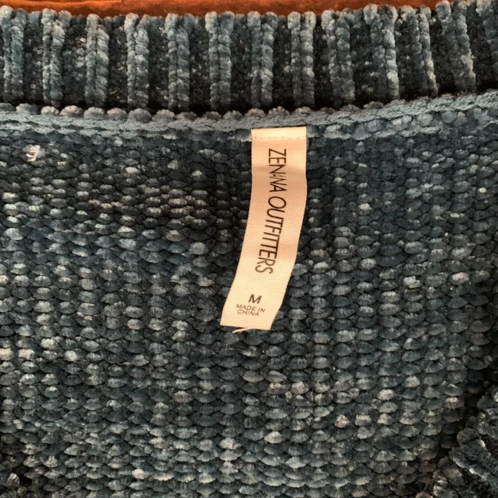 Zenana Outfitters Medium Blue V-Neck Women's Super Soft Pullover Sweater EUC